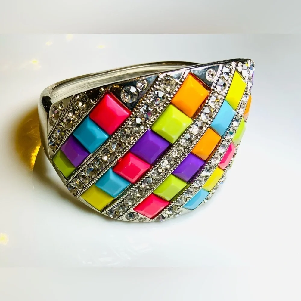 Vintage Bracelet Features a Bold, Colorful Design EUC